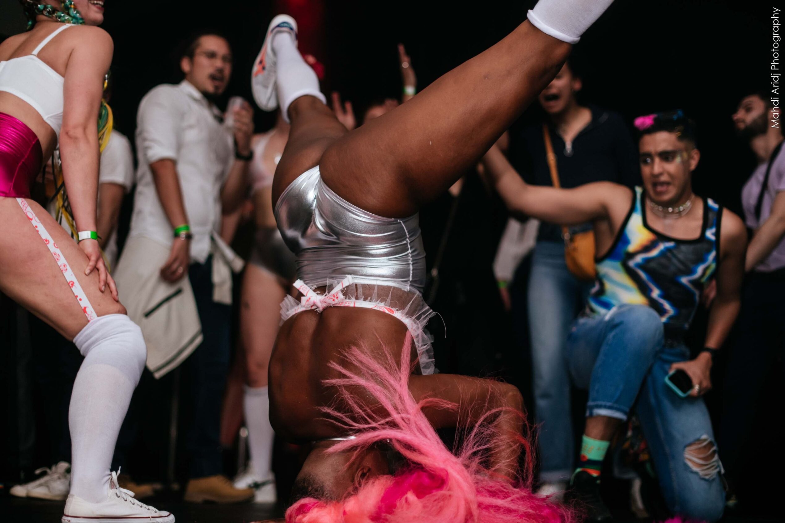 femme noire en soirée qui twerk a l'envers en tenue colorée