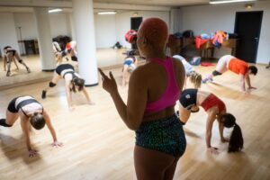 Une femme professeur de twerk donne un cours de twerk collectif dans une salle de danse