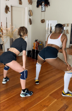 Deux femmes de dos danse le twerk en cours particulier