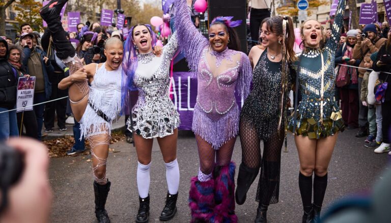 Les 5 danseuses et performeuses du Twerk Alert Crew après leur performance à la journée contre les violences faites aux femmes dans les rues de Paris