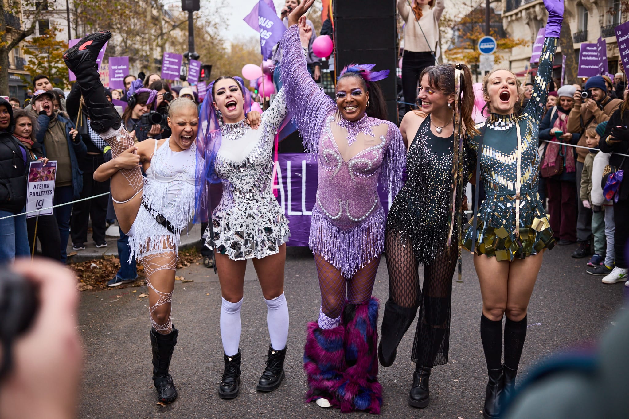 Les 5 danseuses et performeuse du Twerk Alert Crew apres leur performance à la journée contre les violences faites aux femmes à dans les rues de Paris